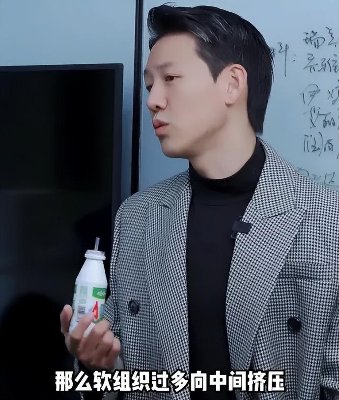 脖子粗健身_脖子粗男明星_明星健身后脖子粗