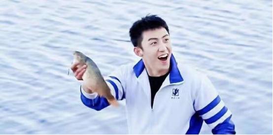 脖子粗男明星_明星健身后脖子粗_脖子粗可以通过健身变细吗