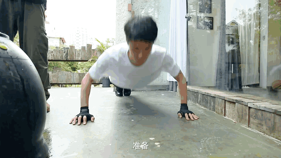 脖子粗男明星_明星健身后脖子粗_脖子粗可以通过健身变细吗