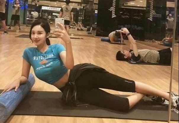 女友之健身房私教_女友健身和私教_美女健身房请私教练