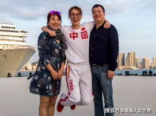 游泳赚冠军钱多少_游泳冠军赚多少钱了啊_游泳冠军领奖