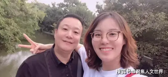 游泳冠军领奖_游泳冠军赚多少钱了啊_游泳赚冠军钱多少