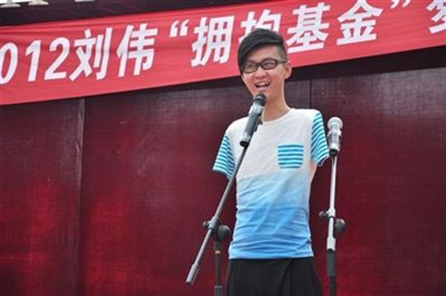 山东游泳冠军女子_山东男子游泳运动员_断臂游泳山东冠军