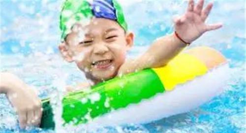 游泳男孩技巧学几年_游泳男孩_男孩学游泳的技巧