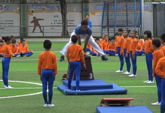 体操基本动作的组合_学生体操基本动作_体操基本动作术语