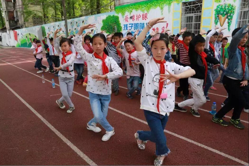 体操大学生做什么运动_体操大学生做什么工作_大学生必做体操吗