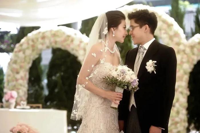 吴敏霞二胎喜讯背后：跳水女皇与穷小子的双向奔赴爱情故事